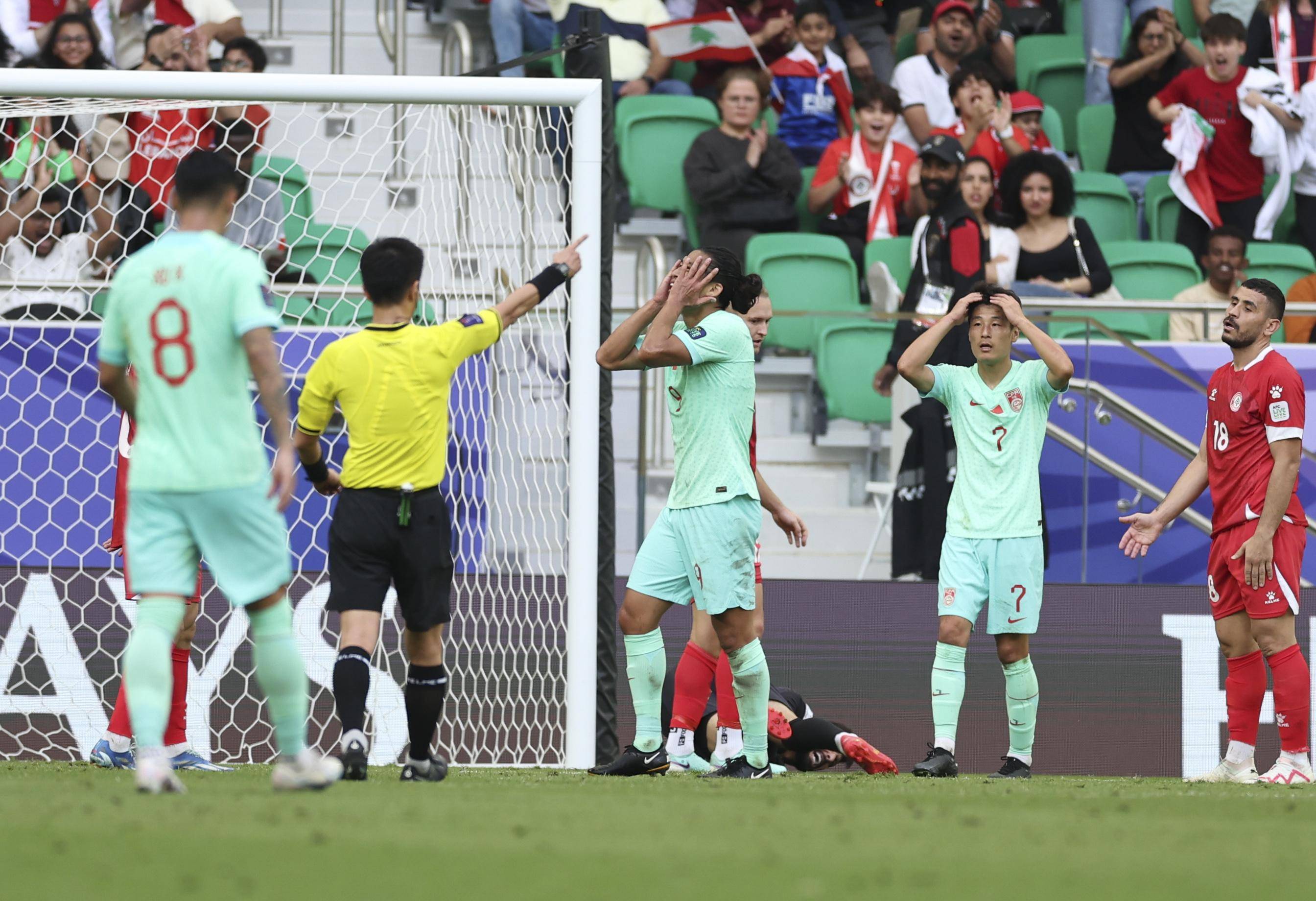 新闻摘要（亚洲杯小组赛）阿曼另外英国比分传奇时刻-业内点评